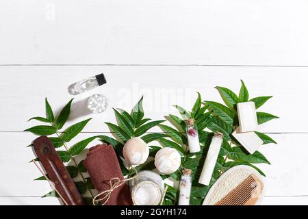 Natural spa and aromatherapy skincare beauty products with bathroom accessories including exfoliating scrubs, oils, sponges, bath bombs and soaps. Banque D'Images