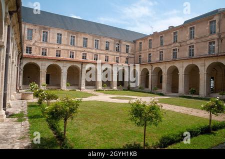 Abbaye et cloître de Saint-Maixent-l'Ecole, deux-Sèvres (79), région Nouvelle-Aquitaine, France Banque D'Images