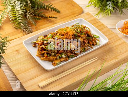 Plat chinois typique, poulet frais sautés avec des nouilles Banque D'Images