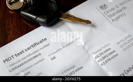 Londres.ROYAUME-UNI.10.07.2021. Un certificat d'essai MOT, une obligation légale pour les automobilistes d'assurer la navigabilité et la sécurité de leurs véhicules à moteur. Banque D'Images