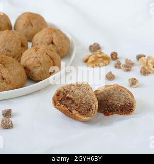 Biscuits aux figues et grains de figues séchés servis sur une assiette blanche Banque D'Images