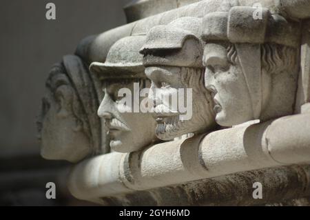 Portraits de pierre sur la frise - Cathédrale St Jakov à Sibenik / Katedrala sv.Jakova u Šibeniku - Vieille ville de la Dalmatie Centrale, côte Adriatique, CROIA Banque D'Images