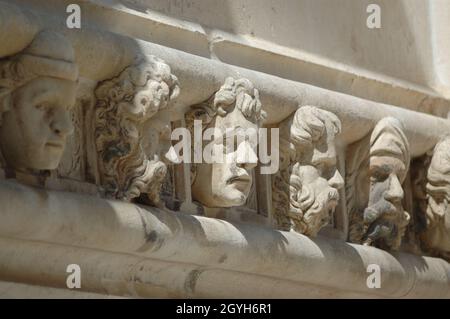 Portraits de pierre sur la frise - Cathédrale St Jakov à Sibenik / Katedrala sv.Jakova u Šibeniku - Vieille ville de la Dalmatie Centrale, côte Adriatique, CROIA Banque D'Images