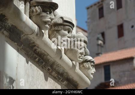 Portraits de pierre sur la frise - Cathédrale St Jakov à Sibenik / Katedrala sv.Jakova u Šibeniku - Vieille ville de la Dalmatie Centrale, côte Adriatique, CROIA Banque D'Images