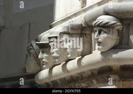 Portraits de pierre sur la frise - Cathédrale St Jakov à Sibenik / Katedrala sv.Jakova u Šibeniku - Vieille ville de la Dalmatie Centrale, côte Adriatique, CROIA Banque D'Images