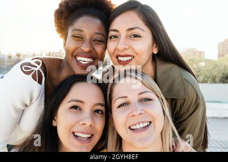 Amis multiraciaux s'amusant ensemble faisant selfie en plein air - Focus sur le visage de fille africaine Banque D'Images