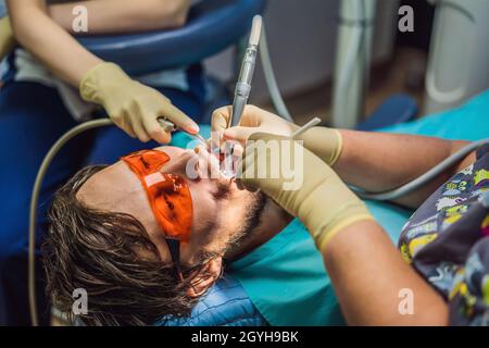 Homme ayant des dents examinées chez les dentistes. Traitement dentaire en dentisterie. Rendez-vous chez le dentiste. Style de vie, vie réelle Banque D'Images