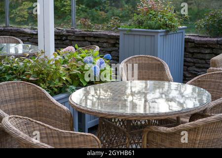 Terrasse extérieure confortable au restaurant, café ou hôtel dans le jardin de la ville, le parc ou la forêt sans personne Banque D'Images
