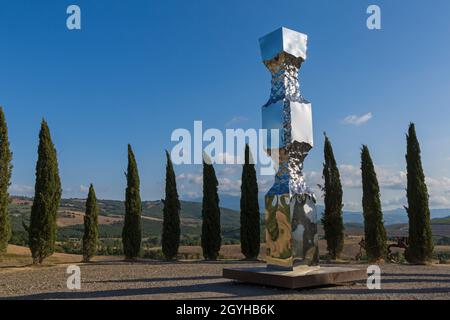 Colonne ionique par Helidon Xhixha parmi les cyprès de I Cipressi di San Quirico d'Orcia, San Quirico d'Orcia, près de Pienza, Toscane, Italie en septembre Banque D'Images