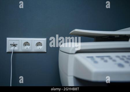 Vue avant de la prise de courant de bureau avec ligne téléphonique connectée et deux prises électriques européennes gratuites Banque D'Images