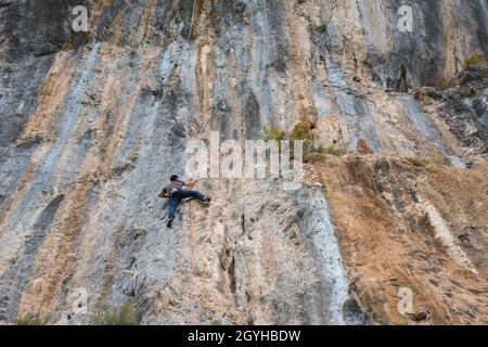 Rocchetta al Volturno,région de Molise,Italie:Un jeune homme, membre de l'association Malatesta, monte un mur rocheux près de Rocchetta al Volturno. Banque D'Images