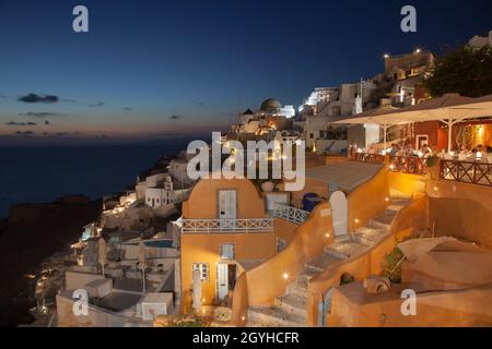 Coucher de soleil, ambiance du soir, Oia, Santorin, Cyclades, Grèce,Europe Banque D'Images