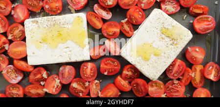 tomates cerises avec fromage feta dans un plat de cuisson Banque D'Images