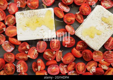 tomates cerises avec fromage feta dans un plat de cuisson Banque D'Images