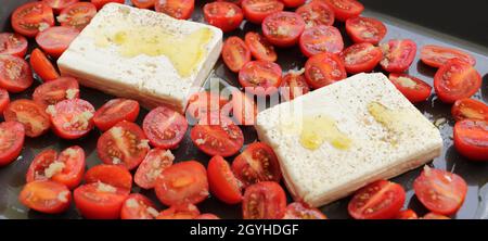 tomates cerises avec fromage feta dans un plat de cuisson Banque D'Images