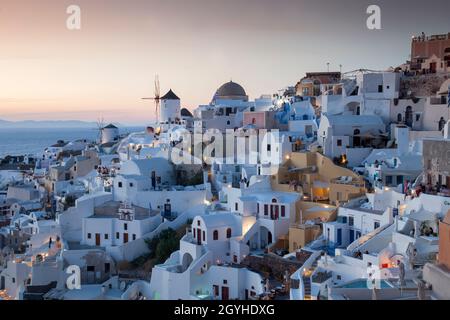 Vue sur Oia, moulins à vent coucher de soleil, ambiance nocturne, Cyclades Santorini, Grèce, Europe Banque D'Images