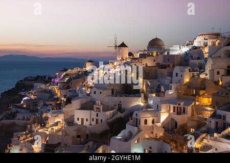 Vue sur Oia, moulins à vent coucher de soleil, ambiance nocturne, Cyclades Santorini, Grèce, Europe Banque D'Images