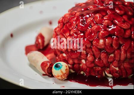 Gâteau au chocolat et à la citrouille, décoré de glaçage en forme de cerveau.Mise au point sélective.De la série drôle halloween Banque D'Images