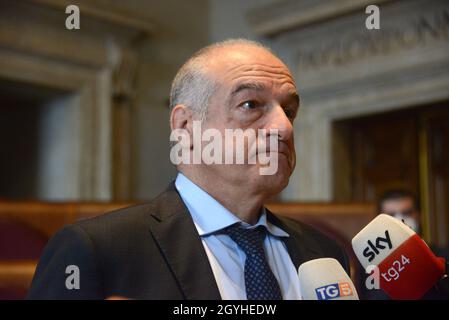 Rome, Italie.08 octobre 2021.Enrico Michetti interviewé par des journalistes crédit: Agence de photo indépendante/Alay Live News Banque D'Images