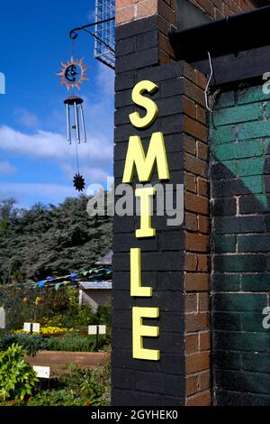 Signe du sourire au Community Sensory Garden, War Memorial Park, Coventry, West Midlands, Angleterre,ROYAUME-UNI Banque D'Images