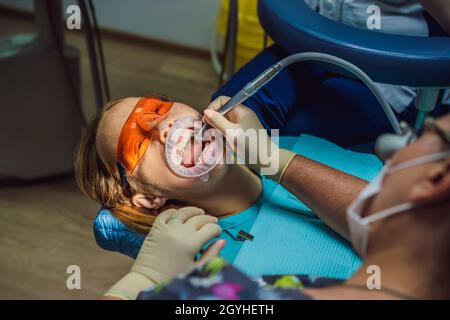 Femme ayant des dents examinées chez les dentistes. Traitement dentaire en dentisterie. Rendez-vous chez le dentiste. Style de vie, vie réelle Banque D'Images