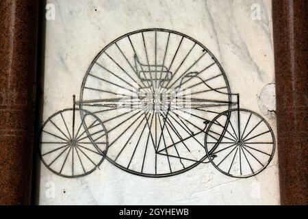 James Starley Memorial detail, Warwick Row, Coventry, West Midlands, Angleterre,ROYAUME-UNI Banque D'Images