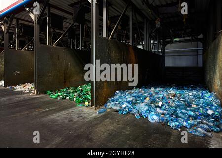 Grodno, Bélarus - octobre 2018 : usine moderne de tri des déchets pour le recyclage et la réutilisation des déchets.Collecte et tri séparés de différentes couleurs de plastique Banque D'Images