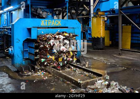 Grodno, Bélarus - octobre 2018 : presse à balles entièrement automatique de taille moyenne XTPack en action pour la compression des déchets OCC, film plastique, HDPE, PET, boîtes en acier,alumi Banque D'Images