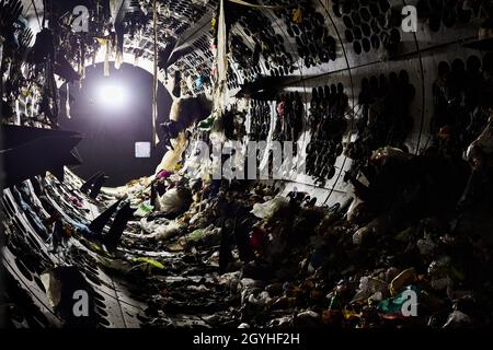 Grodno, Bélarus - octobre 2018 : usine moderne de tri des déchets.Dans le filtre du tambour, ou tamis cylindrique rotatif avec trommel ou tamis pour trier les pièces Banque D'Images