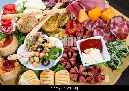 assiette d'antipasti mélangés avec des viandes froides et des légumineuses, des fromages, des sauces et des collations Banque D'Images