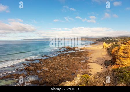 Côte de naufrage et plage de sable sur la réserve côtière de Lorne-Queenscliff à Aireys Inlet, Victoria, Australie. Banque D'Images