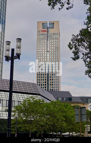 Francfort-sur-le-main, Allemagne.08 octobre 2021.UBS Deutschland Zentrale am 8.Oktober 2021 à Francfort-sur-le-main, im Vordergrund eine Laterne.* le siège de l'UBS Germany vu à Francfort, en Allemagne, le 8 octobre 2021.(Photo par Alexander Pohl/Sipa USA) crédit: SIPA USA/Alay Live News Banque D'Images