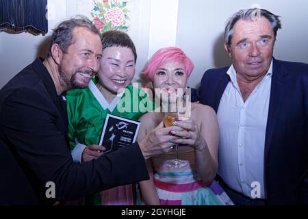 Paris, France.6 octobre 2021.Un invité, le coiffeur Malia Maria, le couturier coréen Grace Moon et Herve Pouchol posent pendant l'AMOUR SE PRODUIT. Banque D'Images