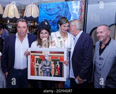 Paris, France.6 octobre 2021.Herve Pouchol, Anath Tordjmann Compagnon, Model Abigail Lopez Cruz et Pascal Soetens assistent au spectacle DE mode LOVE COMES. Banque D'Images