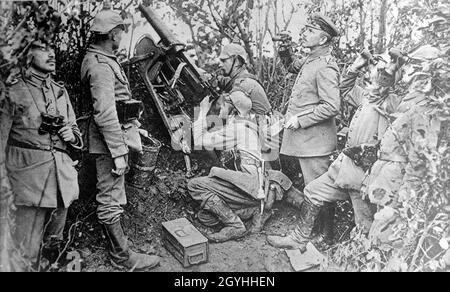 Une photo d'époque des quelques 1918 soldats allemands qui forgent une mitrailleuse Maschinengewehr 08 utilisée pour la défense anti-aérienne sur le front occidental en France Banque D'Images