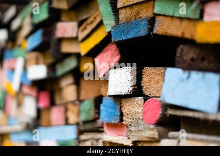 vue en gros plan des planches en bois empilées décorées de peintures dans différentes couleurs Banque D'Images