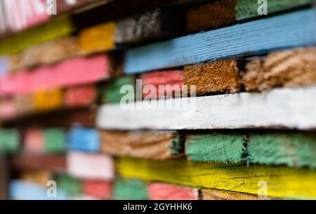 vue en gros plan des planches en bois empilées décorées de peintures dans différentes couleurs Banque D'Images