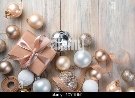 Fond de Noël avec un cadeau, des décorations de Noël et des rubans sur un fond clair.Le concept de Noël et du nouvel an. Banque D'Images