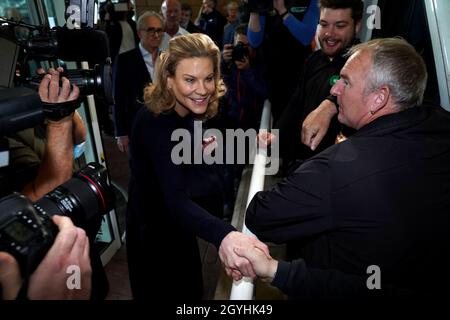 Le financier Amanda Staveley arrive à St James' Park, Newcastle.La fin de l'ère Mike Ashley a suscité des célébrations et des controverses dans une mesure égale, les nouveaux propriétaires de Newcastle ayant ciblé des trophées tandis que les groupes de défense des droits de l'homme les ont accusés de violations des droits de l'homme.Date de la photo: Vendredi 8 octobre 2021. Banque D'Images