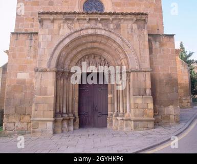 PORTADA ROMANICA DEL LADO SUR QUE PROVIENE DE LA ANTIGUA IGLESIA DE SAN NICOLAS-S XIIILIEU: IGLESIA DE SAN JUAN RABANERA.Soria.ESPAGNE. Banque D'Images