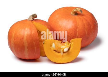 Des pumkins Hokkaido entiers orange et un morceau isolé sur fond blanc Banque D'Images