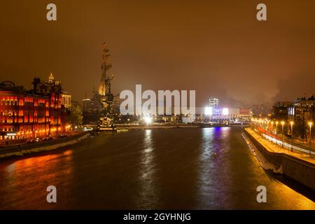 Moscou Russie 30 janvier 2019.Nuit festive Moscou.Vue sur la galerie New Tretyakov depuis le pont patriarcal.Un voyage à travers la ville d'hiver Banque D'Images