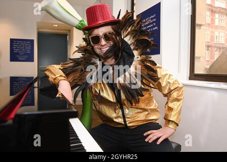 Londres, Royaume-Uni.8 octobre 2021.Sonny Jay de Capital Breakfast, vêtu d'Elton John, photographié dans les studios internationaux de Leicester Square, pour soutenir la Journée caritative Make So So Noise.Date de la photo: Vendredi 8 octobre 2021.Crédit photo devrait lire crédit: Matt Crossick/Alamy Live News Banque D'Images