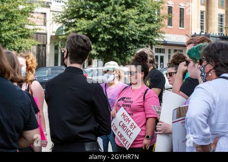 Montgomery, Alabama, États-Unis - 2 octobre 2021 : une foule de personnes se sont rassemblées sur Dexter Avenue près de la fontaine pour la marche des femmes de 2021 dans le centre-ville de Montgomery Banque D'Images
