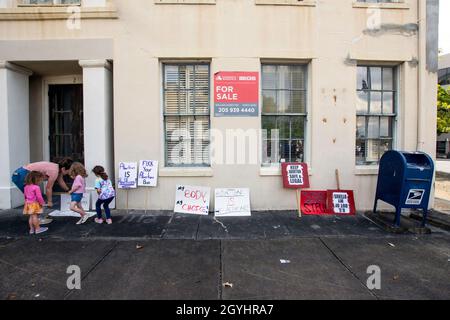 Montgomery, Alabama, États-Unis - 2 octobre 2021 : une femme et ses 3 jeunes filles placent leurs signes contre le mur.Les manifestants ont été forcés d'abandonner leur attitude Banque D'Images