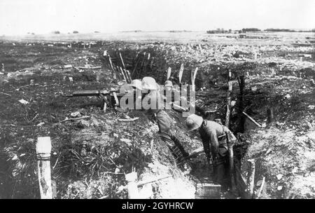 Une photo d'époque des quelques 1918 soldats allemands en position fixe d'arme à feu sur le front occidental en France Banque D'Images