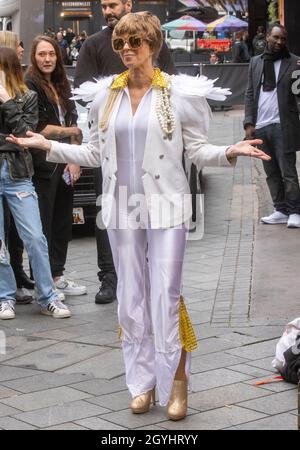 Londres, Royaume-Uni.8 octobre 2021.Kate Garraway, présentatrice et radiodiffuseur, arrive aux studios Global radio habillés Sir Elton John.Global radio Make some Noise'day collecte de l'argent pour la charité.Crédit : Mark Thomas/Alay Live News Banque D'Images