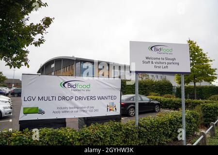 Une publicité pour les chauffeurs de camions en dehors de BidFood à Slough, dans le Berkshire, après que BidFood, l'un des plus grands grossistes de produits alimentaires du Royaume-Uni, qui livre ses produits aux écoles, a déclaré à ITV News qu'ils subissent des « pressions considérables sur l'ensemble de la chaîne d'approvisionnement, y compris des pénuries de fabricants et des défis liés au recrutement de chauffeurs HGV,ce qui, à son tour, a un impact sur notre capacité à fournir nos niveaux de service habituels sur une partie de nos dépôts.Date de la photo: Vendredi 8 octobre 2021. Banque D'Images