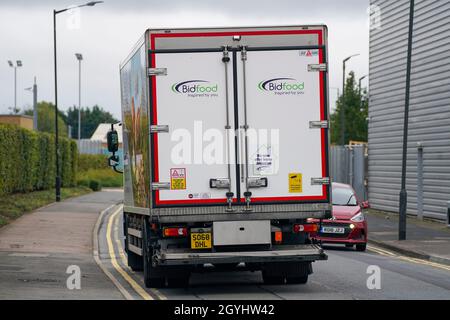 Un camion BidFood, comme l'entreprise a placé une publicité pour les chauffeurs de camion à l'extérieur de leur entrepôt à Slough, Berkshire.BidFood, l'un des plus grands grossistes de produits alimentaires du Royaume-Uni, qui livre ses produits dans les écoles, a déclaré à ITV News qu'ils subissent des « pressions importantes sur l'ensemble de la chaîne d'approvisionnement, notamment des pénuries de fabricants et des difficultés liées au recrutement de chauffeurs HGV,ce qui, à son tour, a un impact sur notre capacité à fournir nos niveaux de service habituels sur une partie de nos dépôts.Date de la photo: Vendredi 8 octobre 2021. Banque D'Images