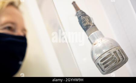 Hanovre, Allemagne.08 octobre 2021.Un microphone, qui a été utilisé pour entrer en contact avec des personnes piégées pendant l'accident minier à lendede (1963) à travers un arbre, peut être vu dans l'exposition "notre Trésor pour la Basse-Saxe" dans le Landesmuseum Hannover.L'exposition de la Norddeutscher Rundfunk (NDR) à l'occasion du 75e anniversaire de l'État de Basse-Saxe peut être vue de 08.10.2021 à 02.01.2022.Credit: Moritz Frankenberg/dpa/Alay Live News Banque D'Images